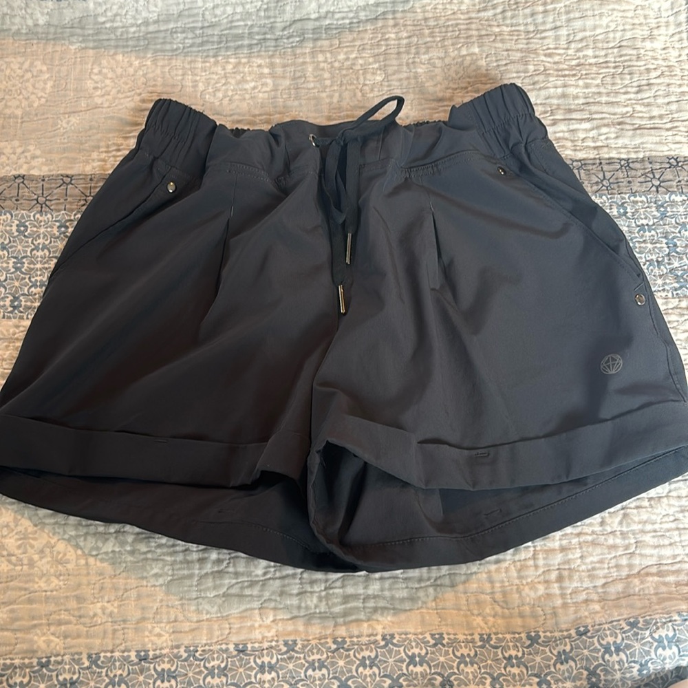 Mondetta shorts size M